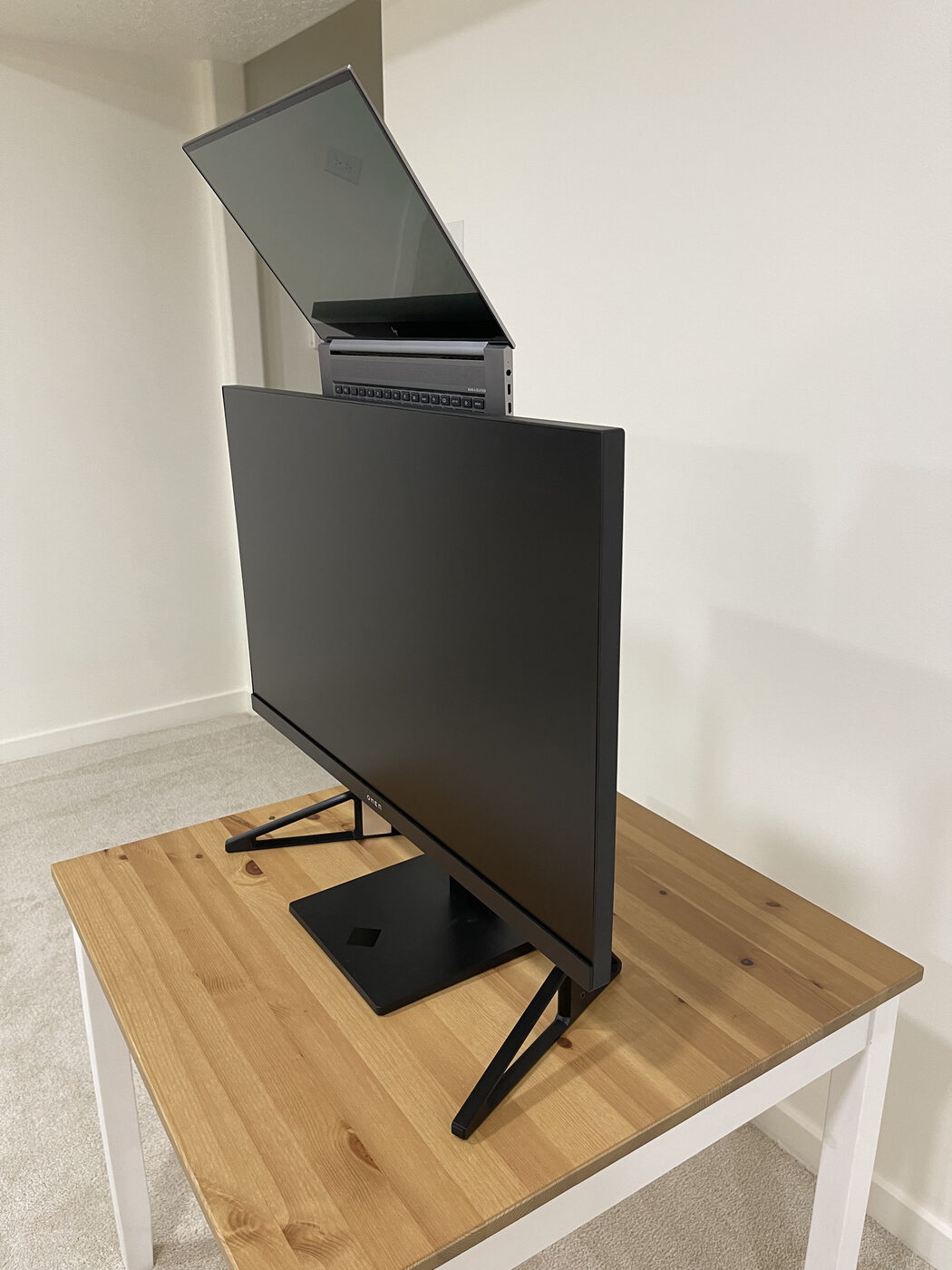 Side profile of LAN Stand with laptop above monitor